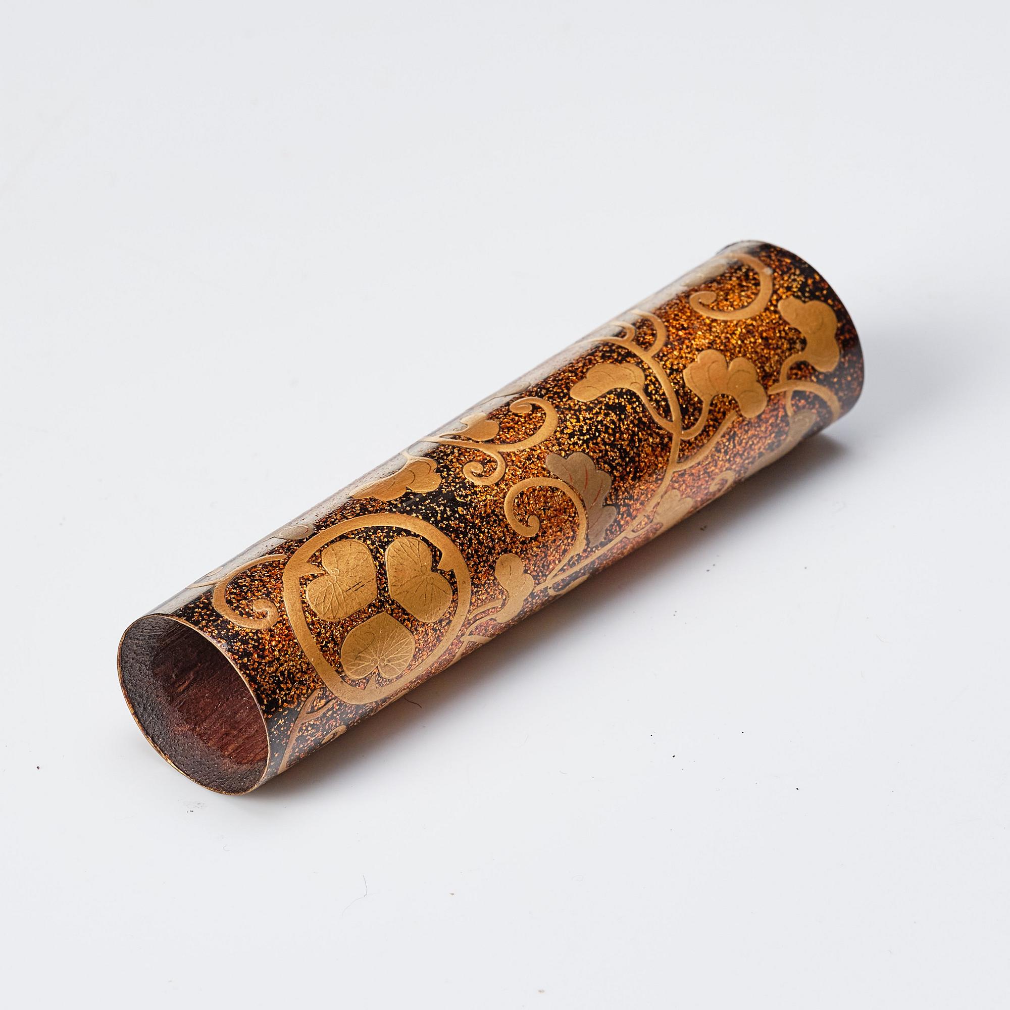 A Japanese lacquered bowl, box with cover and handle, 19th Century.
