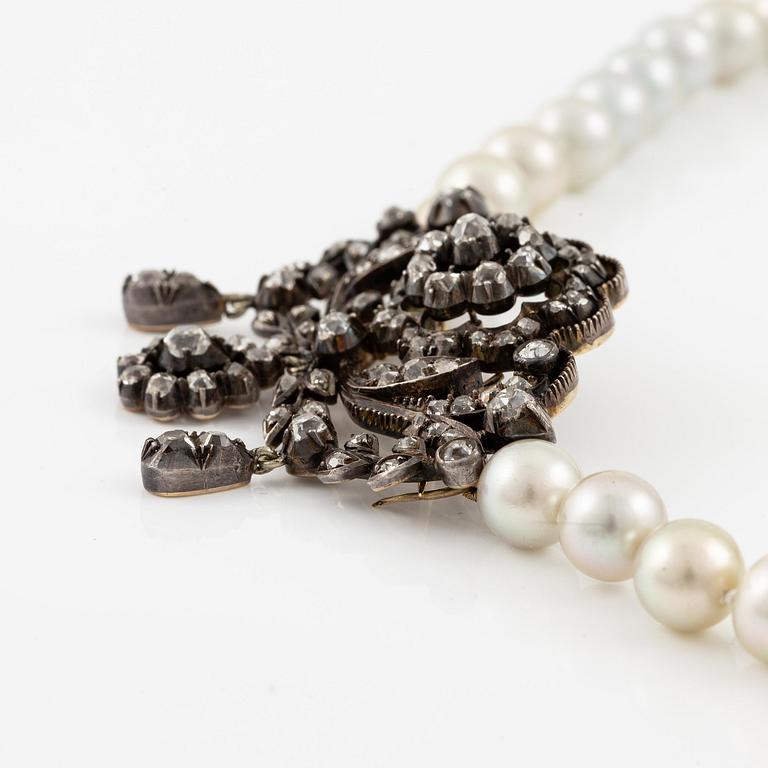 Collier/brosch, odlade pärlor, silver med gammalslipade diamanter.