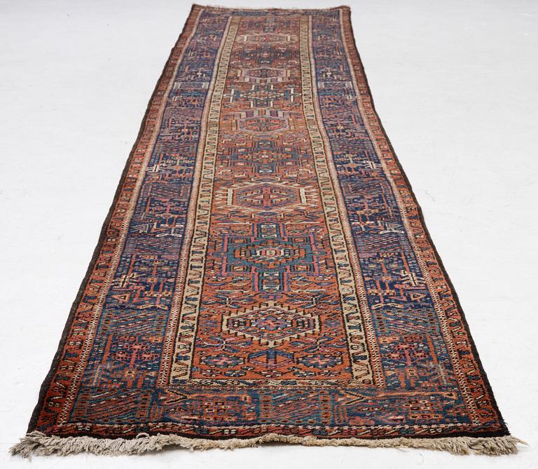 Gallerimatta, semiantik Karadja, ca 427 x 88 cm.