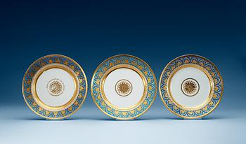 1241. TALLRIKAR, tre stycken, porslin. Kejserliga porslinsmanufakturen, St Petersburg, Tsar Alexander III:s resp Nikolaj II:s period.