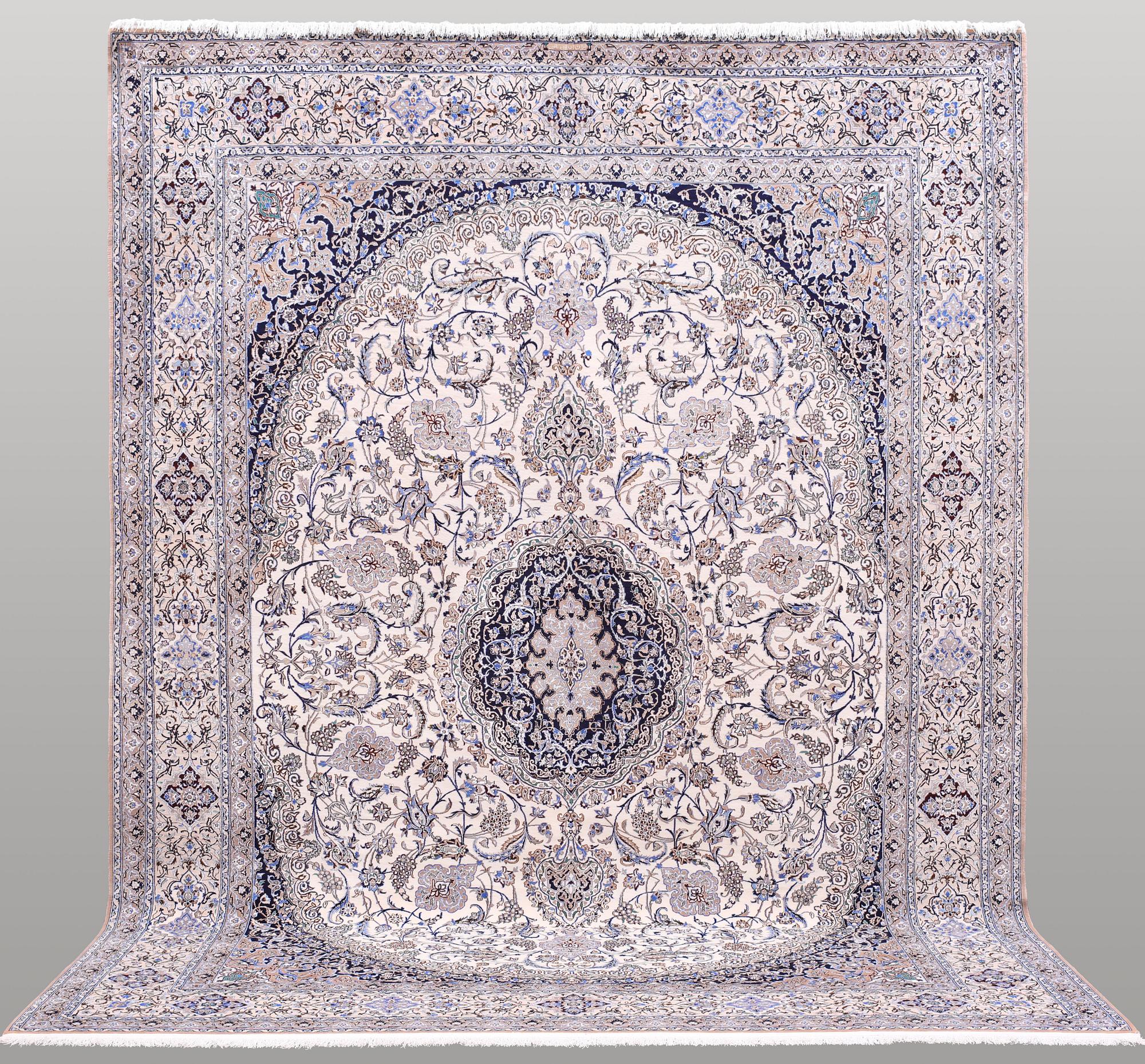 Nain part silk, 6LAA, signed, ca 392 x 300 cm.