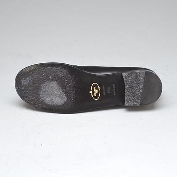 SKOR, dam, Prada, loafers.