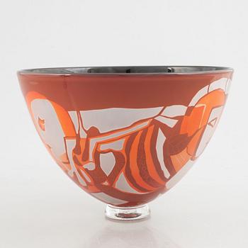 Klas-Göran Tinbäck, a glass bowl, made in his own studio in 1985.
