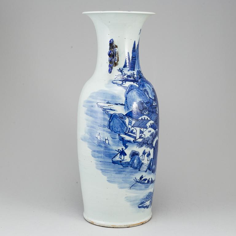 A blue and white floor vase, Qing dynasty, 19th century.