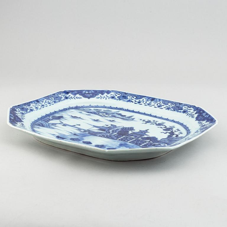 A blue and white export porcelain serving dish, Qing dynasty, Qianlong (1736-95).