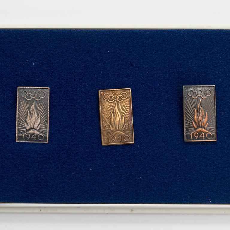 Sidenduk, 1 st,  pins, 4 st, och tygetikett, Helsingfors sommar-OS 1940.