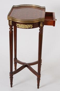 LAMPBORD, ett par. Louis XVI-stil.