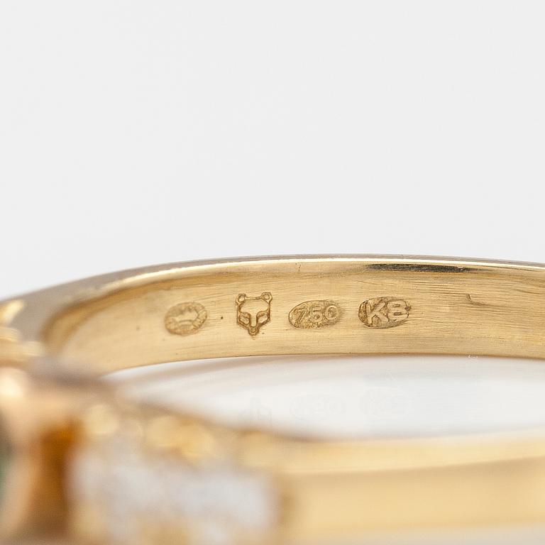 RING, 18K guld, grön safir, diamanter ca 0.24 ct tot. Finska importstämplar, 1987.