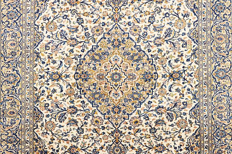 A Kashan carpet, a. 342 x 250 cm.