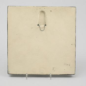 VÄGGRELIEF, brun stengodslera, "Jordgubbar", ur serien "Pomona", Lisa Larson, Gustavsberg, 1974-1979.