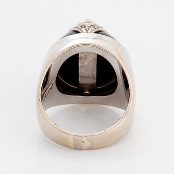 Ring 18K vitguld med onyx samt runda briljantslipade diamanter.