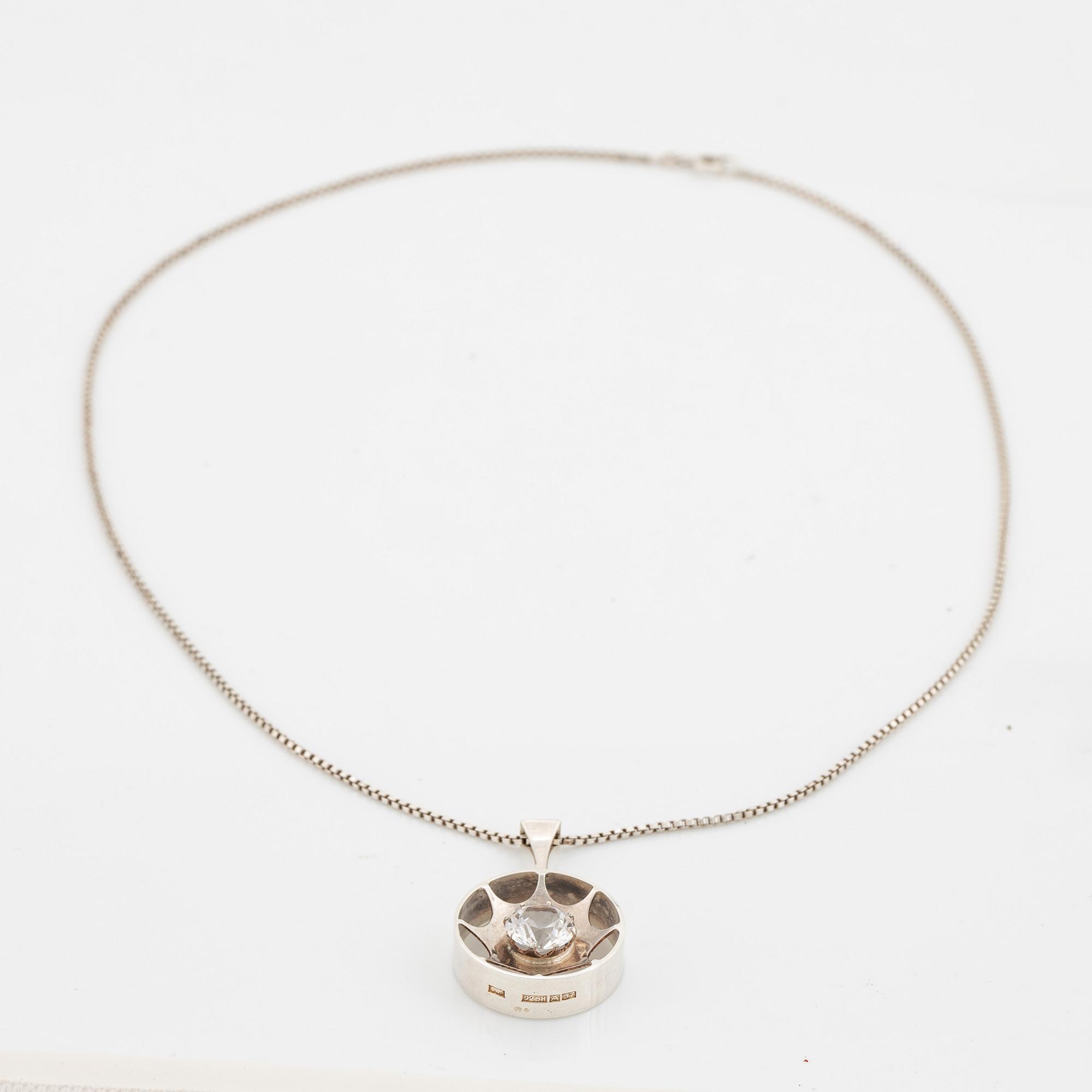 Kultasepät Salovaara, pendant sterling silver with syntehtic white spinel.