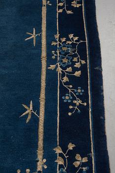 Matta, semiantik Kina, ca 293-295 x 242-246,5 cm.