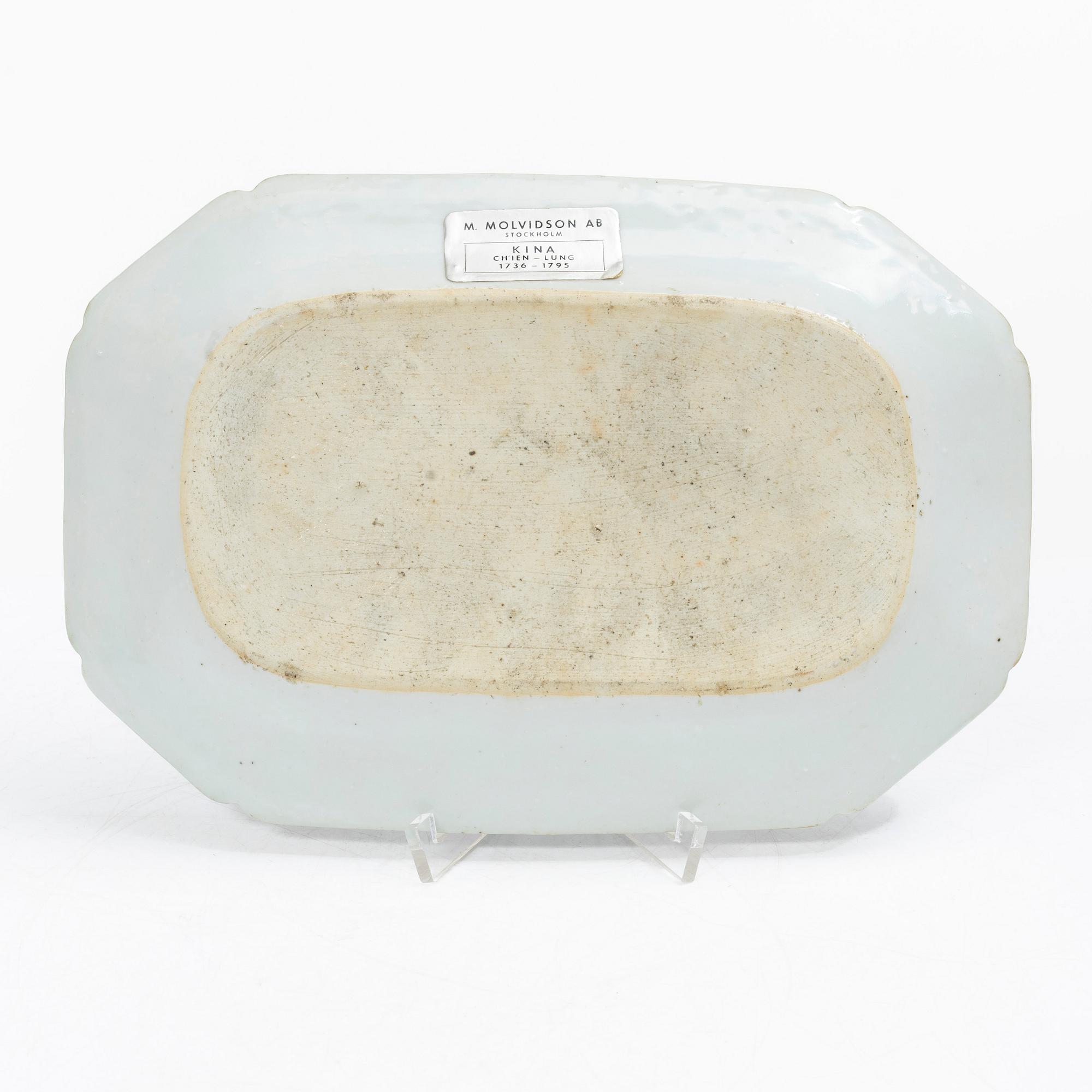 Skål samt serveringsfat, 2 st, porslin, Kina, Qianglong (1735-95) samt Jiaqing (1796-1820).