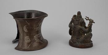 SKULPTUR, guden Ganesha, Indien 1900-tal. ARMBAND, brons, Afrika, 1900-tal.