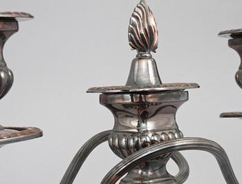 KANDELABRAR, ett par, nysilver, omkring 1900-talets mitt.