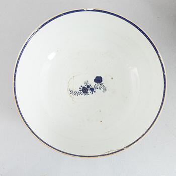 Två bålskålar, porslin, Kina, Qingdynastin, 1700-tal.