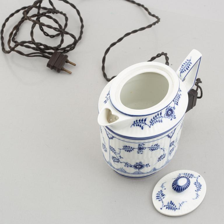 A 'Blue Fluted Plain' / 'Musselmalet' porcelain kettle, Royal Copenhagen, 1898-1923.