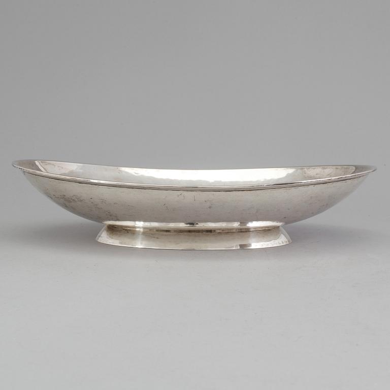 A 20th century German silver dish, maker's mark "GK". Weight 556 g.