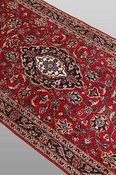 A Keshan runner carpet, 587 x 95 cm.