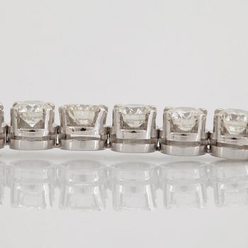 An 18K white gold bracelet set with round brilliant-cut diamonds with a total weight of ca 12.00 cts.