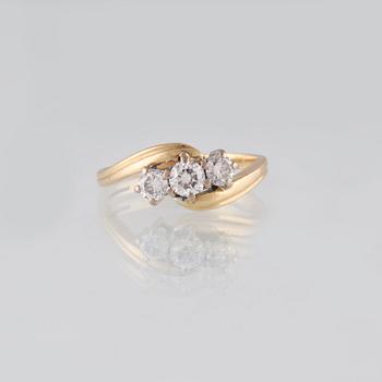 RING, 18K guld med 3 briljantslipade diamanter, totalt ca 0.75 ct. Vikt 4,1 gram.