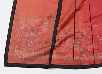 JACKET AND SKIRT, silk. China late Qing. The height of the jacket 110,5 cm, the skirt 96 cm.