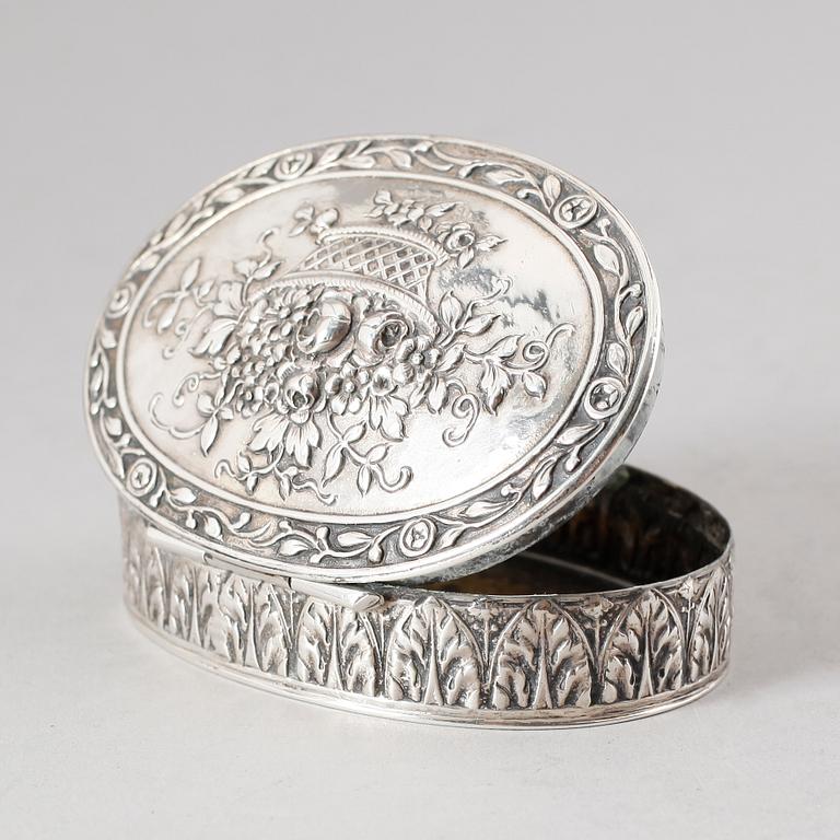 DOSA, silver, importstämplar. Vikt 96 g.