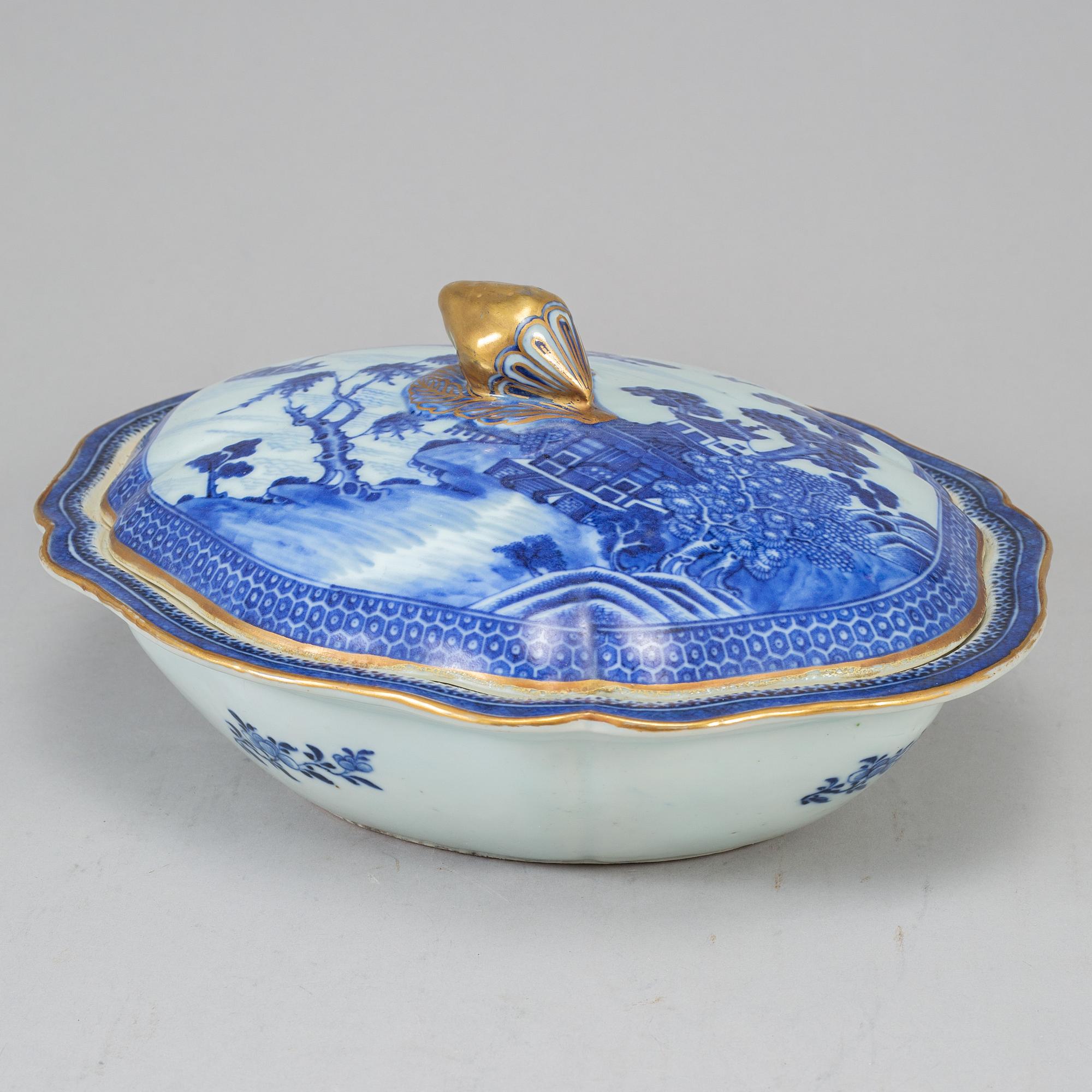 A blue and white vegetable tureen with cover, Qingdynasty, late 18th Century.