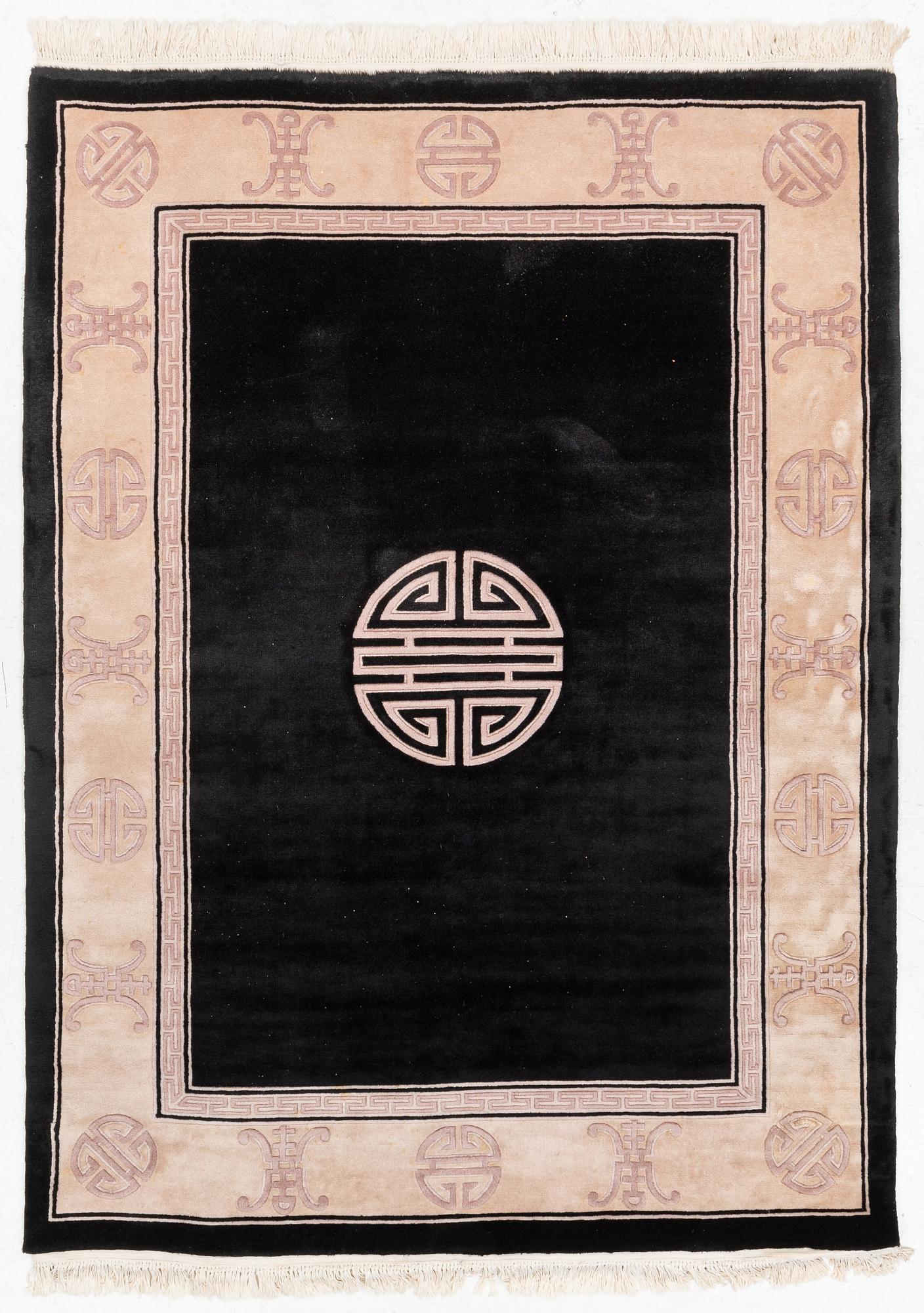 A Chinese rug, approx. 231 x 170 cm.