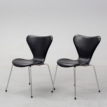 ARNE JACOBSEN, stolar, 3 st, "Sjuan", Fritz Hansen, Danmark.