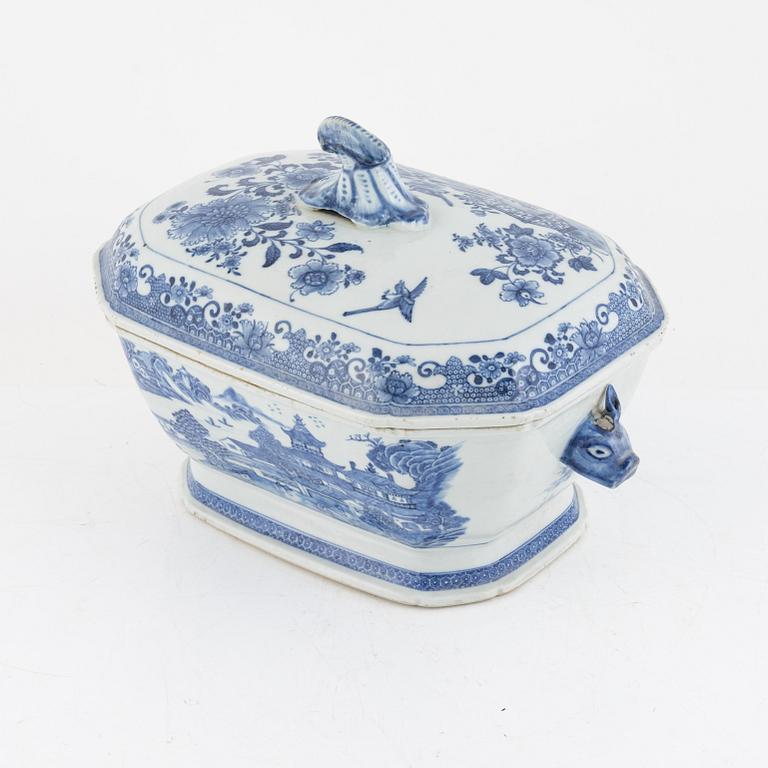 A porcelain tureen with lid, China, Qing Dynasty, Qianlong (1736-95).