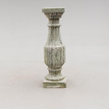 PIEDESTAL, marmor, 1900-talets andra hälft.