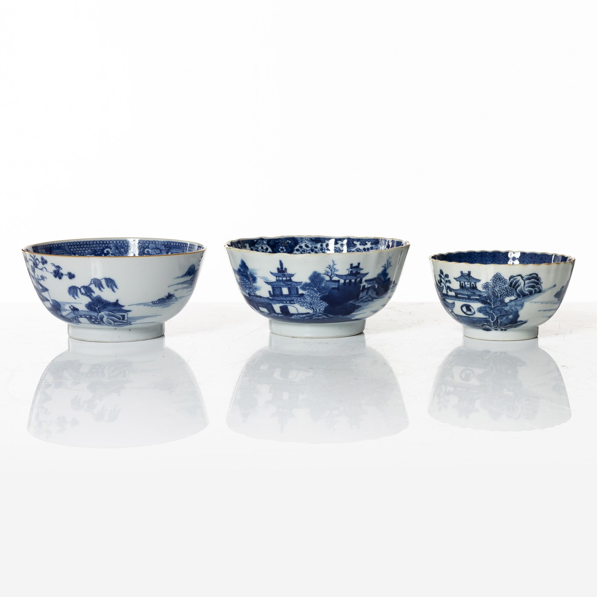 A set of five Chinese export porcelain bowls, Qing dynasty, Qianlong (1736-95).