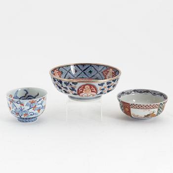 Three Japanese imari bowl, Meiji period (1862-1912).