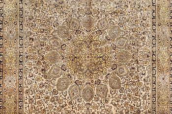 Matta, silke ghom, ca 295 x 206 cm.