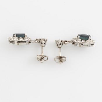 Örhängen vitguld med safirer och briljantslipade diamanter.