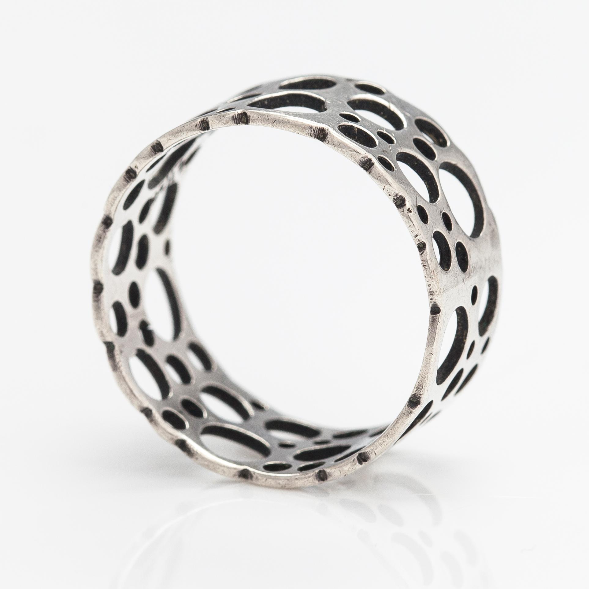 Liisa Vitali, A silver ring "Pitsi". Aatos Johannes Hauli, Helsinki 1968.