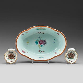 478. An export porcelain armorial bowl and two salts, Qing dynasty, Qianlong (1736-1795).