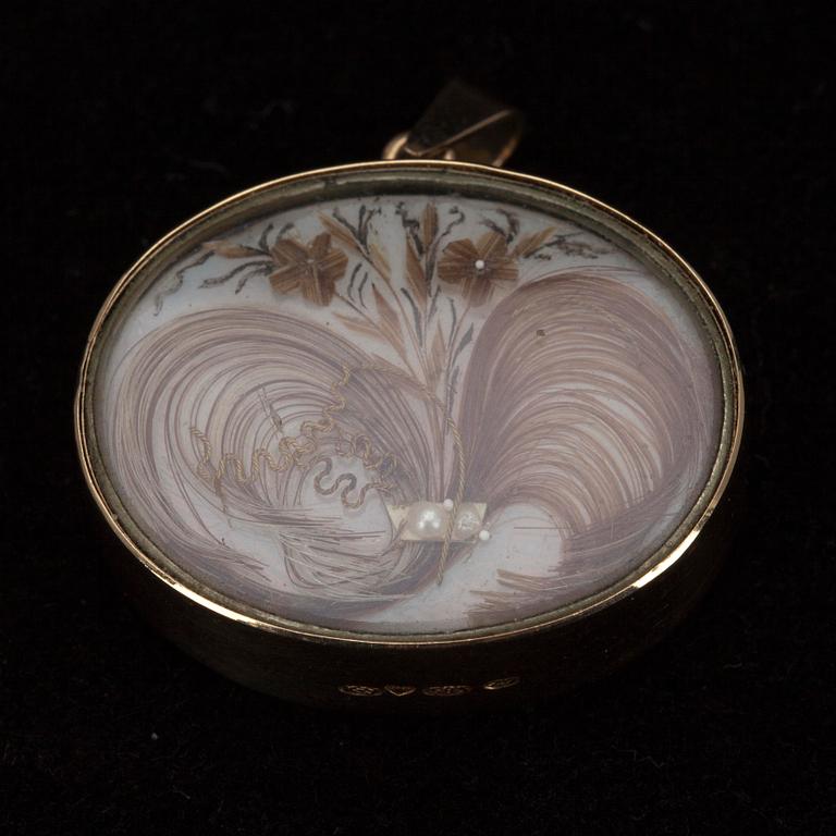 RIIPUS, kultaa 14K, hiustyö, 1800-luvun loppu. Suomalaiset tuontileimat 1977. Paino yht. 10,5 g.