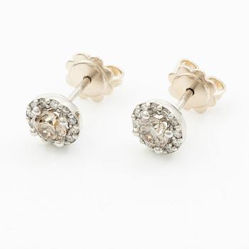 Earrings 14K white gold with brilliant-cut diamonds.