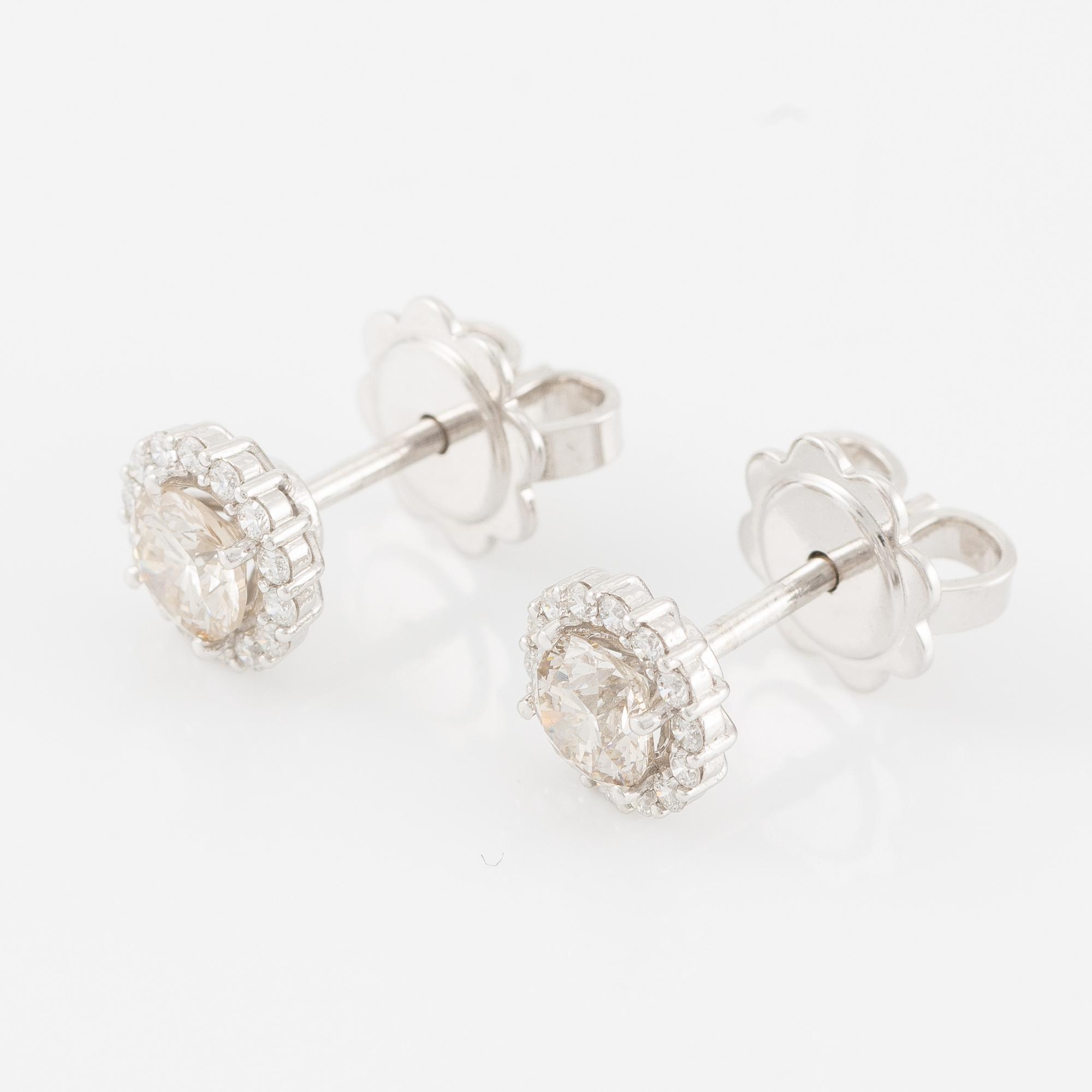 Earrings 18K white gold with brilliant-cut diamonds.