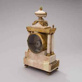 A FRENCH 18TH CENTURY TABLE CLOCK, signed Caron à Paris.