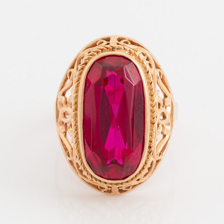Ring, guld med syntetisk rubin.
