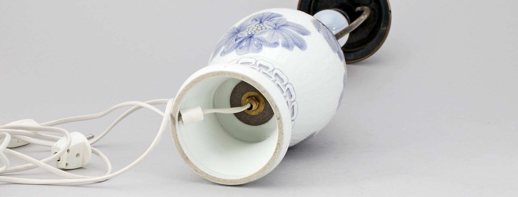 LAMPFOT, porslin, trol Royal Copenhagen.