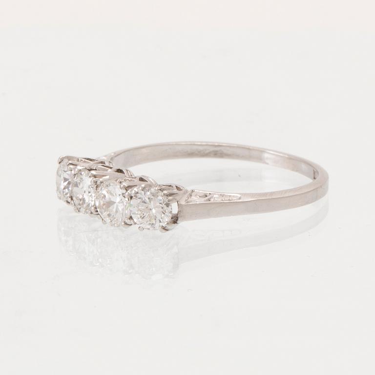 Ring platina med runda briljantslipade samt gammalslipade diamanter, troligen Gunnar Fahlström, Stockholm 1947.