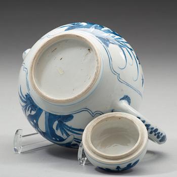 An unusually large blue and white punsch pot with cover. Qing dynasty, Kangxi (1662-1722).