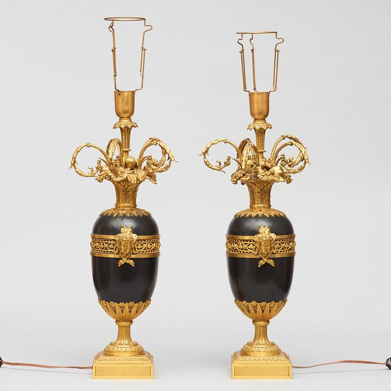 BORDSLAMPOR, ett par, av Henry Dasson 1877. Louis XVI-stil.