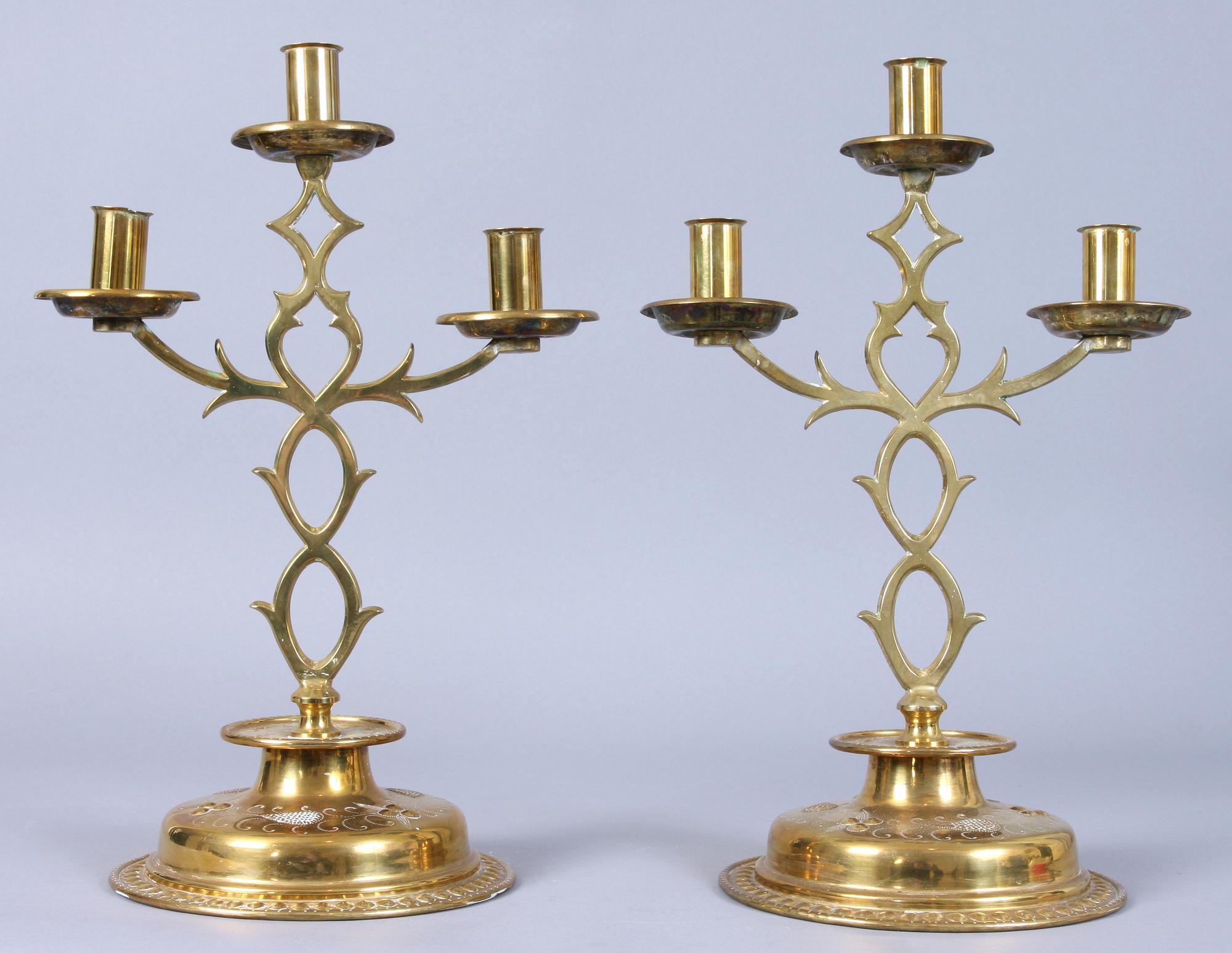 KANDELABRAR, ett par, mässing, s k Blekingestakar, 1900-talets början.