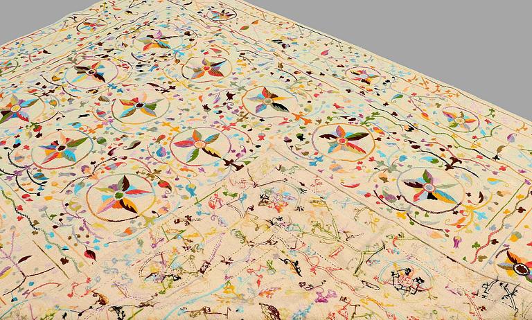 Carpet, embroided flat weave, around 290 x 212 cm.